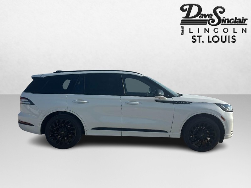 Lincoln Aviator Vehicle Full-screen Gallery Image 02