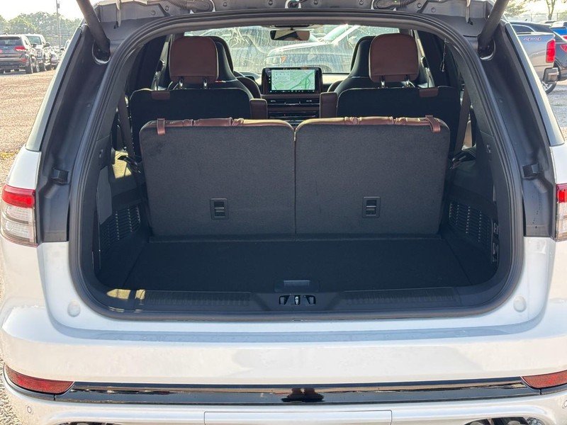Lincoln Aviator Vehicle Full-screen Gallery Image 10
