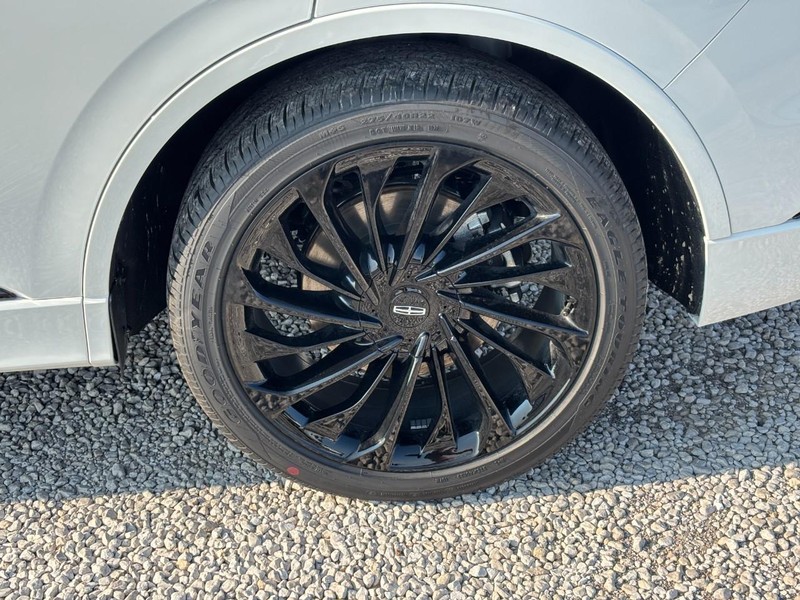 Lincoln Aviator Vehicle Full-screen Gallery Image 11