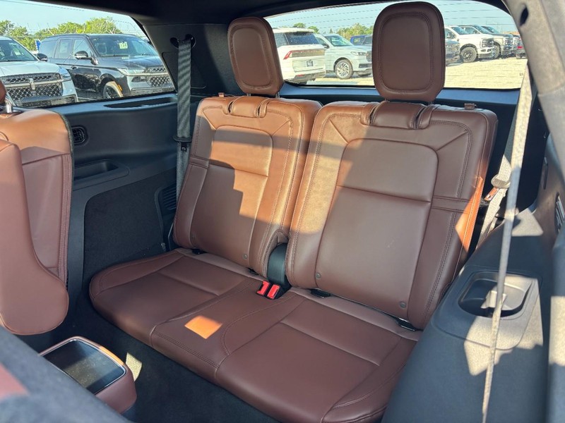 Lincoln Aviator Vehicle Full-screen Gallery Image 12