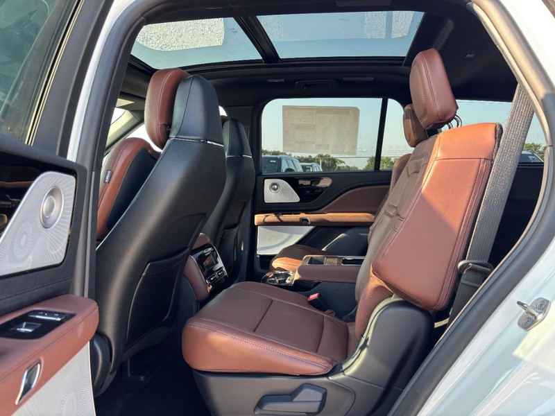 Lincoln Aviator Vehicle Full-screen Gallery Image 13