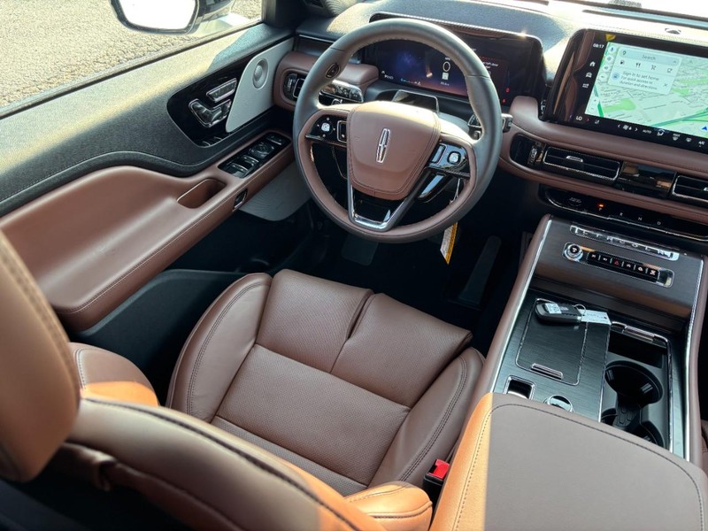 Lincoln Aviator Vehicle Full-screen Gallery Image 14