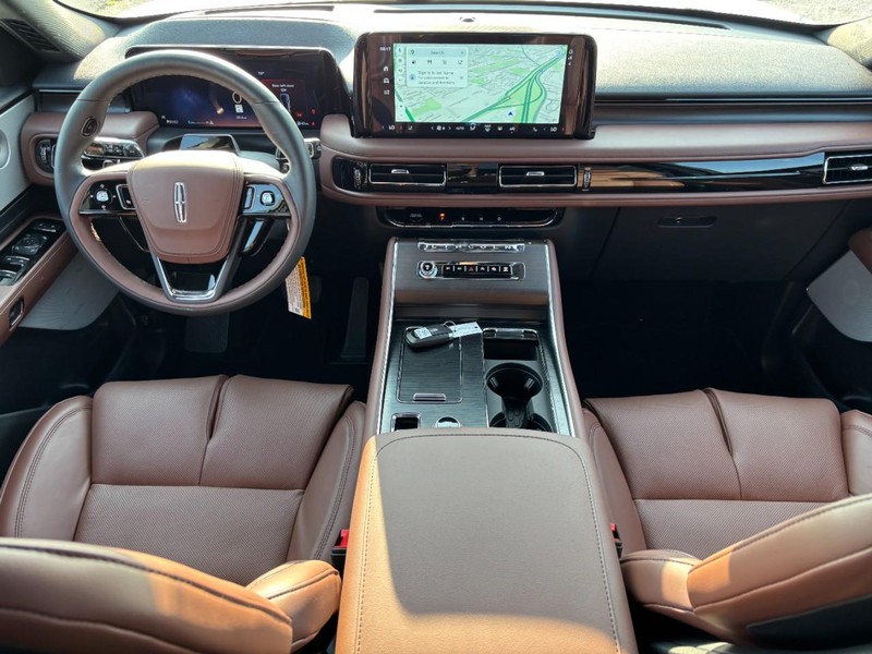 Lincoln Aviator Vehicle Full-screen Gallery Image 15