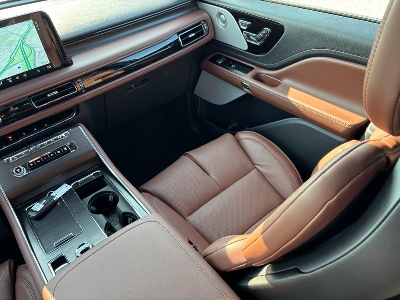 Lincoln Aviator Vehicle Full-screen Gallery Image 16