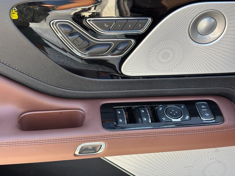 Lincoln Aviator Vehicle Full-screen Gallery Image 19