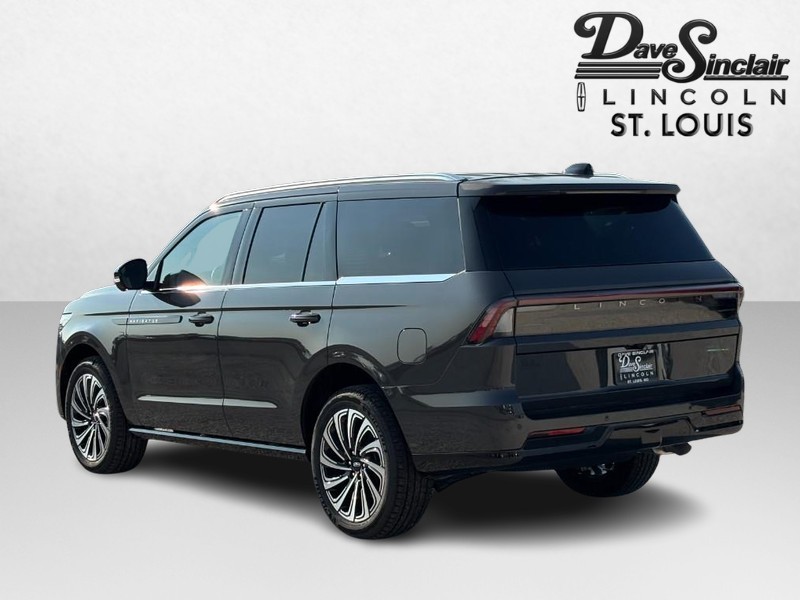 Lincoln Navigator Vehicle Full-screen Gallery Image 05