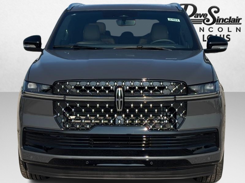 Lincoln Navigator Vehicle Full-screen Gallery Image 09