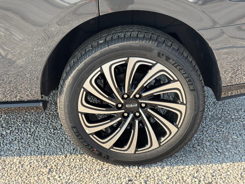 Lincoln Navigator Vehicle Full-screen Gallery Image 11
