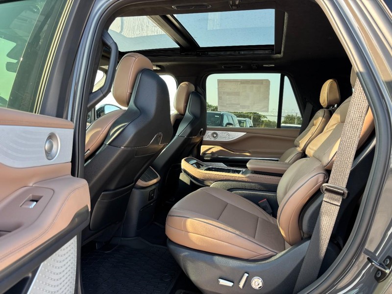 Lincoln Navigator Vehicle Full-screen Gallery Image 13