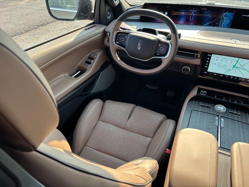 Lincoln Navigator Vehicle Full-screen Gallery Image 14