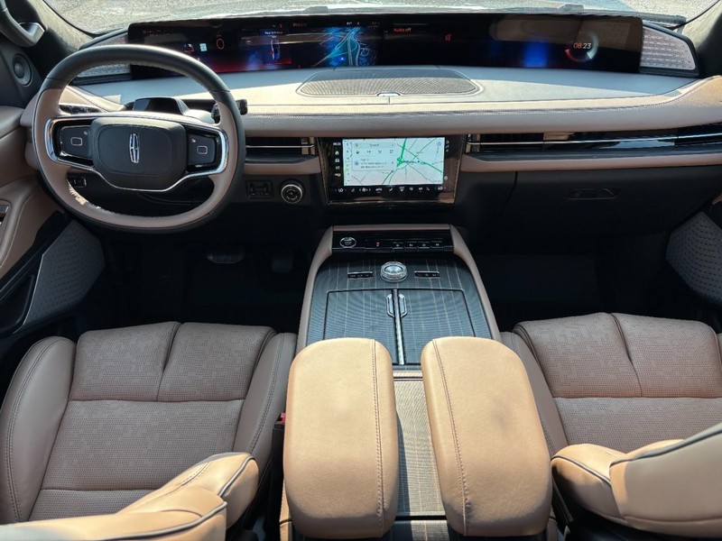 Lincoln Navigator Vehicle Full-screen Gallery Image 15