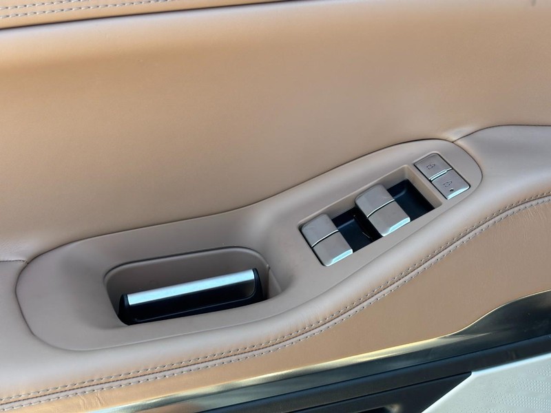 Lincoln Navigator Vehicle Full-screen Gallery Image 18