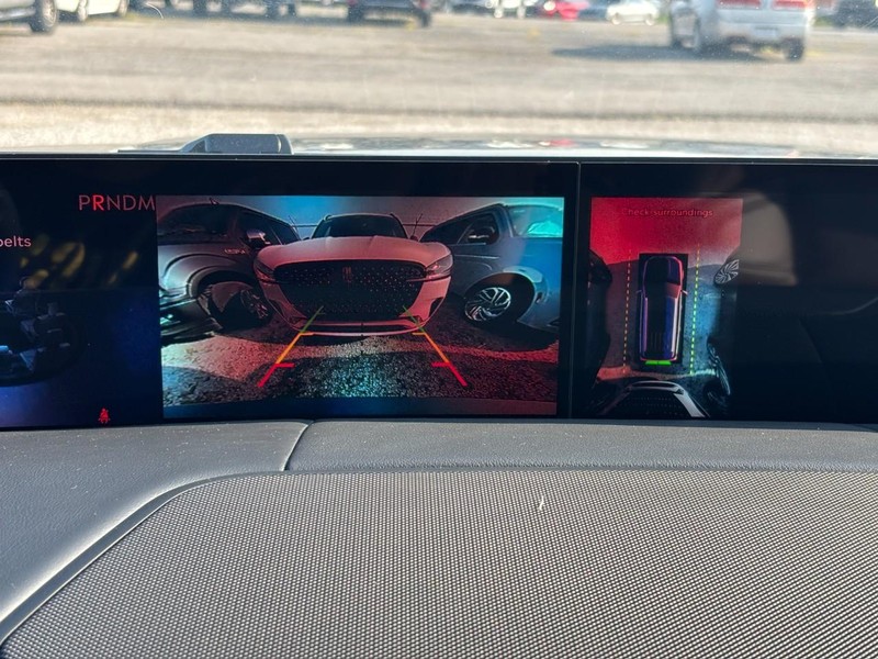 Lincoln Navigator Vehicle Full-screen Gallery Image 23