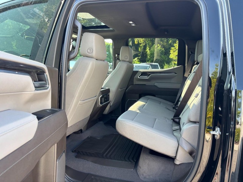 Chevrolet Silverado 1500 Vehicle Full-screen Gallery Image 11