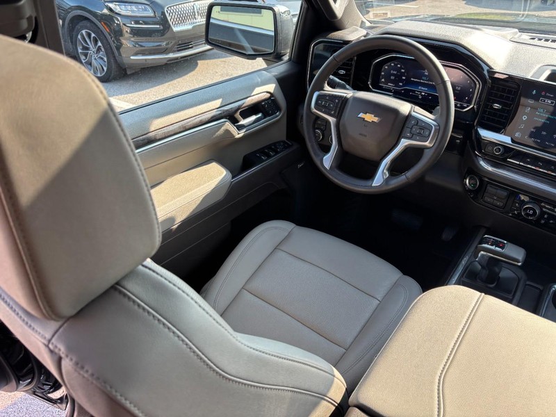 Chevrolet Silverado 1500 Vehicle Full-screen Gallery Image 13