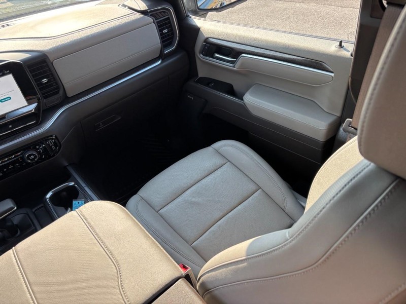 Chevrolet Silverado 1500 Vehicle Full-screen Gallery Image 15
