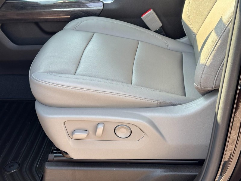 Chevrolet Silverado 1500 Vehicle Full-screen Gallery Image 16