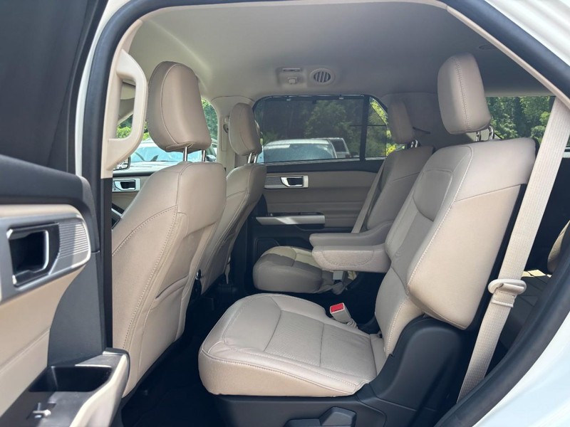 Ford Explorer Vehicle Full-screen Gallery Image 13