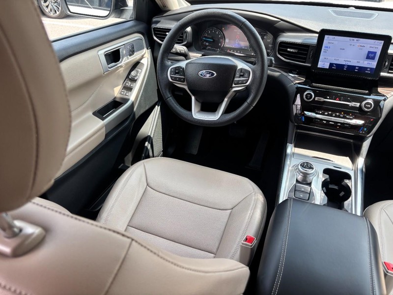 Ford Explorer Vehicle Full-screen Gallery Image 14