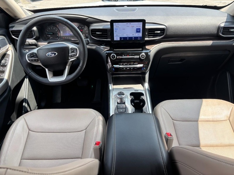 Ford Explorer Vehicle Full-screen Gallery Image 15