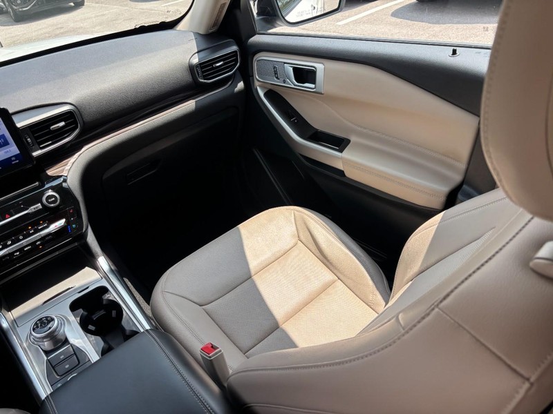 Ford Explorer Vehicle Full-screen Gallery Image 16