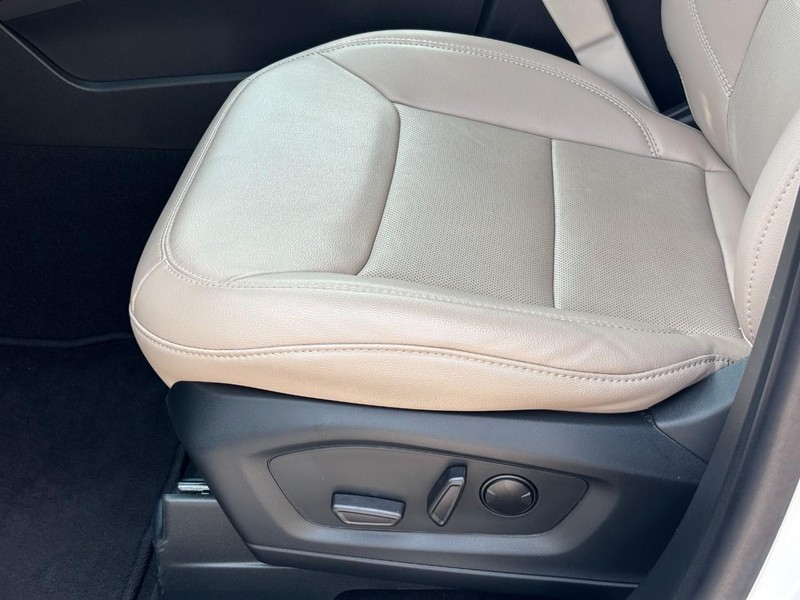 Ford Explorer Vehicle Full-screen Gallery Image 17