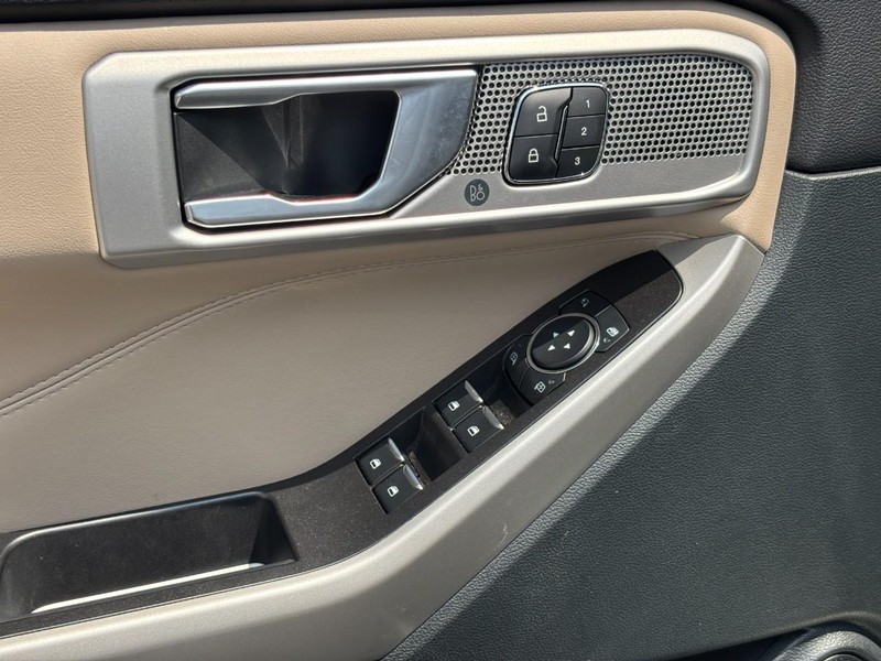 Ford Explorer Vehicle Full-screen Gallery Image 18
