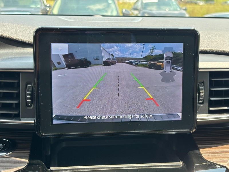Ford Explorer Vehicle Full-screen Gallery Image 24