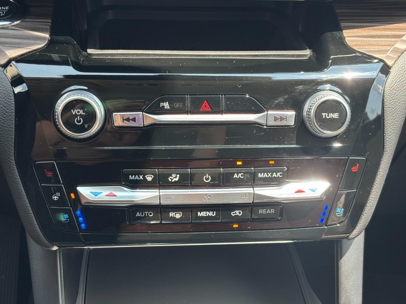 Ford Explorer Vehicle Full-screen Gallery Image 25