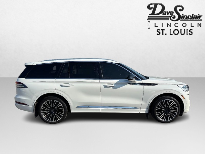 Lincoln Aviator Vehicle Full-screen Gallery Image 02