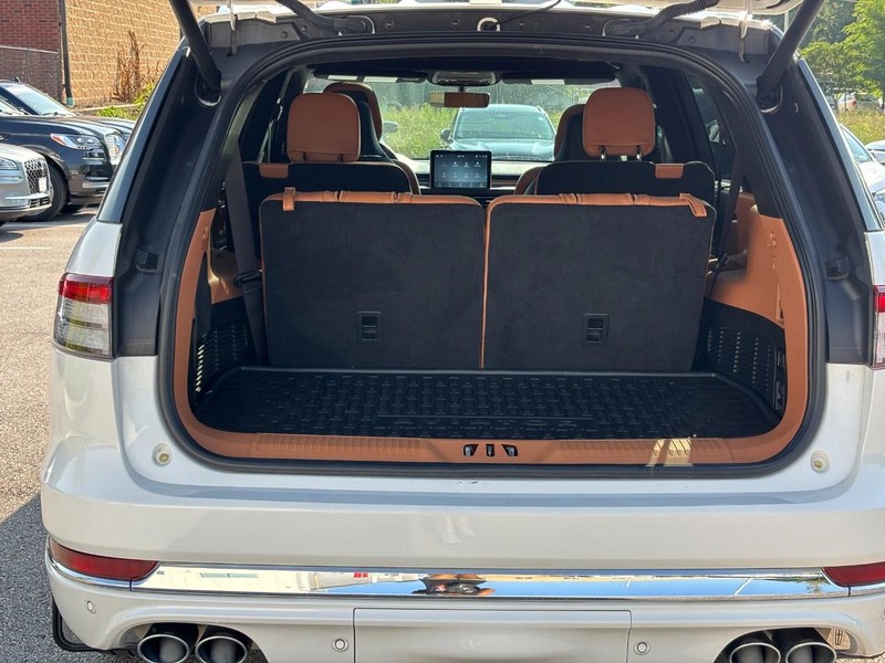 Lincoln Aviator Vehicle Full-screen Gallery Image 10