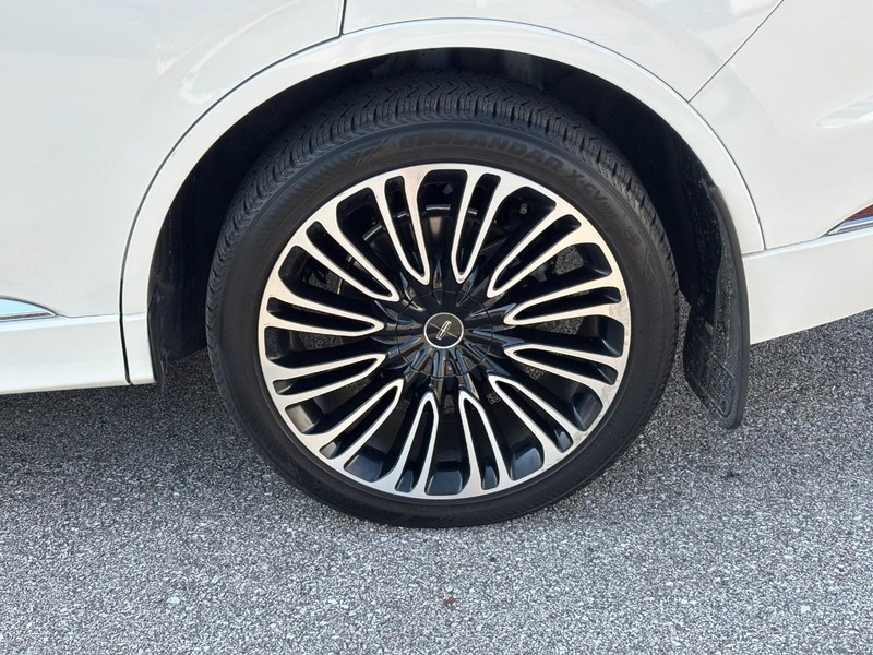 Lincoln Aviator Vehicle Full-screen Gallery Image 11