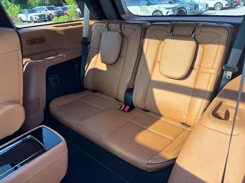 Lincoln Aviator Vehicle Full-screen Gallery Image 12