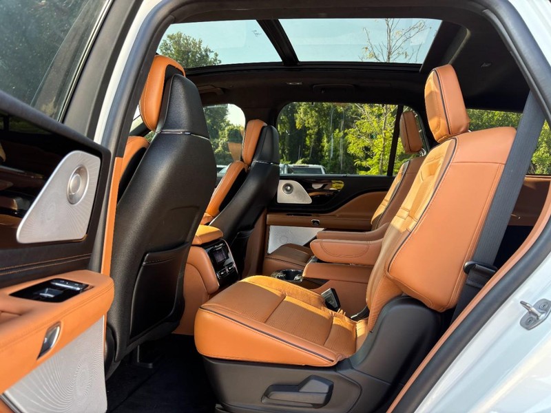 Lincoln Aviator Vehicle Full-screen Gallery Image 13