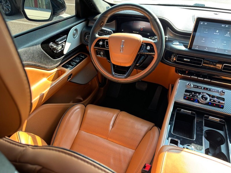 Lincoln Aviator Vehicle Full-screen Gallery Image 15