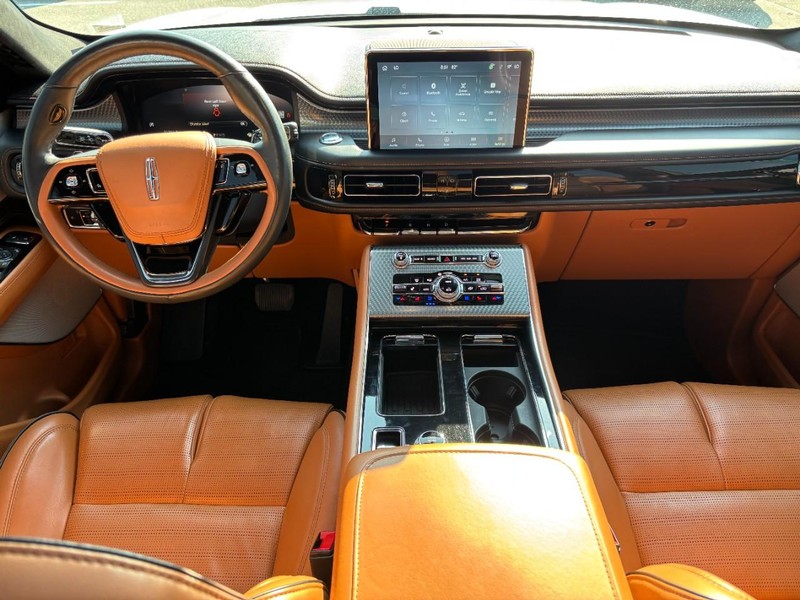 Lincoln Aviator Vehicle Full-screen Gallery Image 16