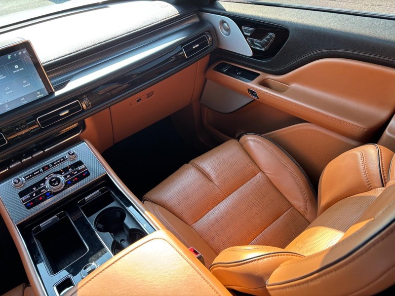 Lincoln Aviator Vehicle Full-screen Gallery Image 17