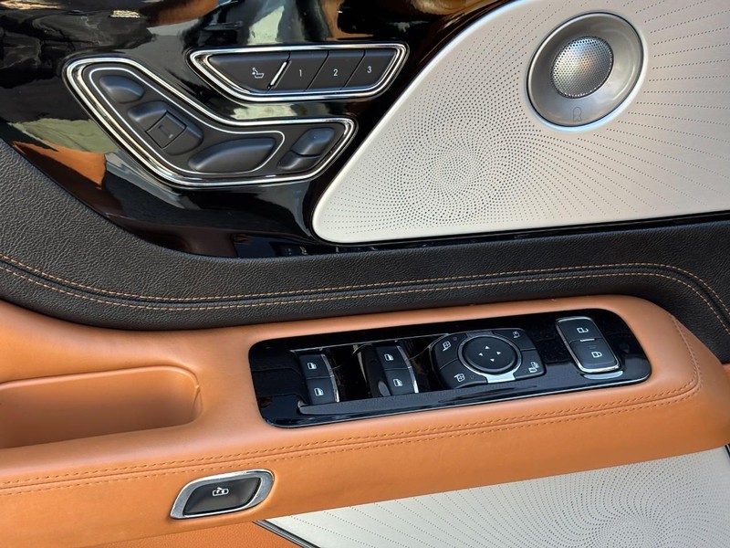 Lincoln Aviator Vehicle Full-screen Gallery Image 19
