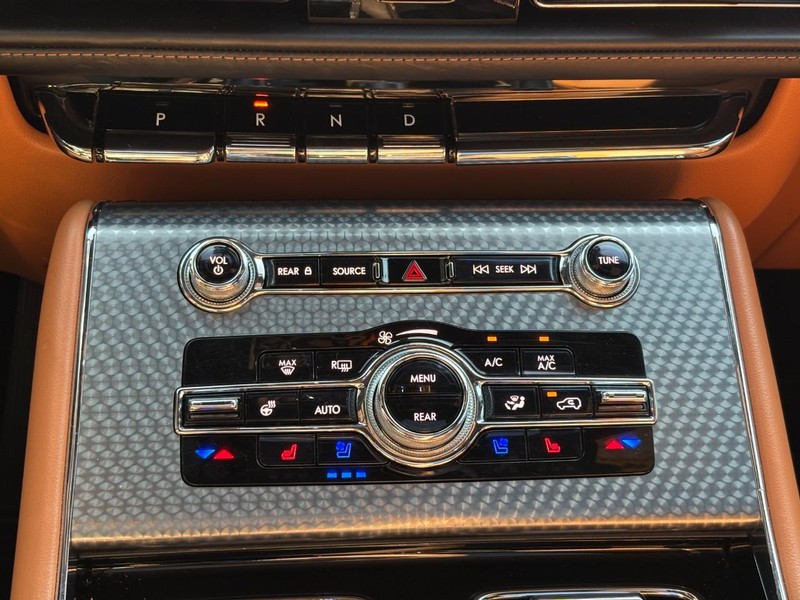 Lincoln Aviator Vehicle Full-screen Gallery Image 26