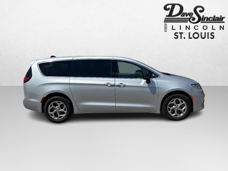Chrysler Pacifica Vehicle Full-screen Gallery Image 02