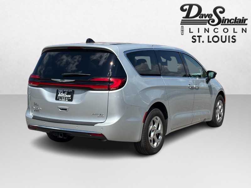 Chrysler Pacifica Vehicle Full-screen Gallery Image 03