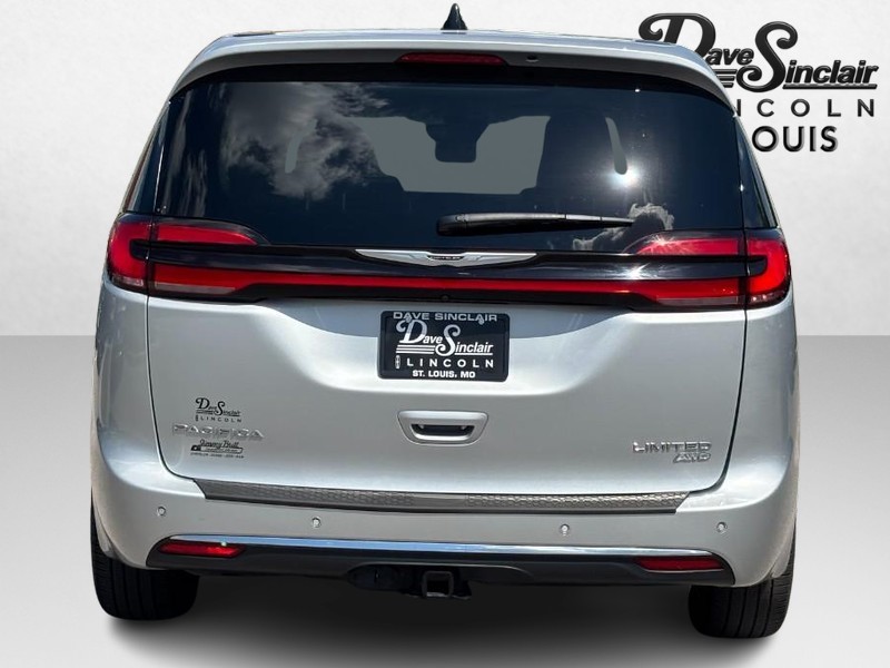 Chrysler Pacifica Vehicle Full-screen Gallery Image 04