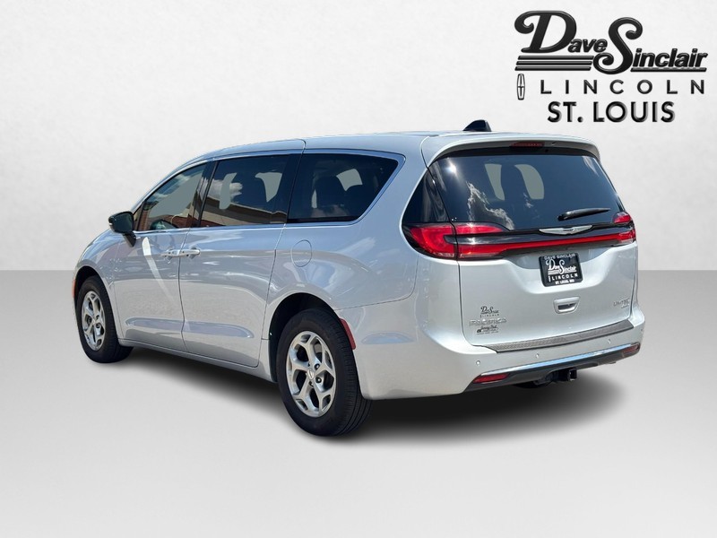 Chrysler Pacifica Vehicle Full-screen Gallery Image 05
