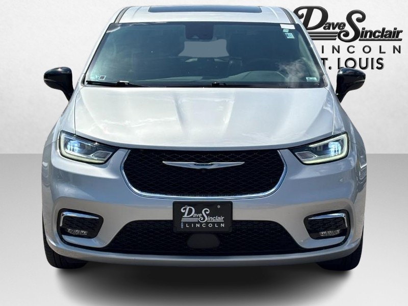 Chrysler Pacifica Vehicle Full-screen Gallery Image 09