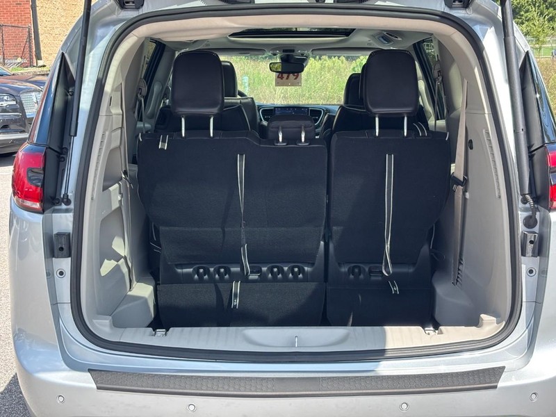 Chrysler Pacifica Vehicle Full-screen Gallery Image 10