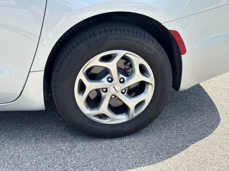 Chrysler Pacifica Vehicle Full-screen Gallery Image 11