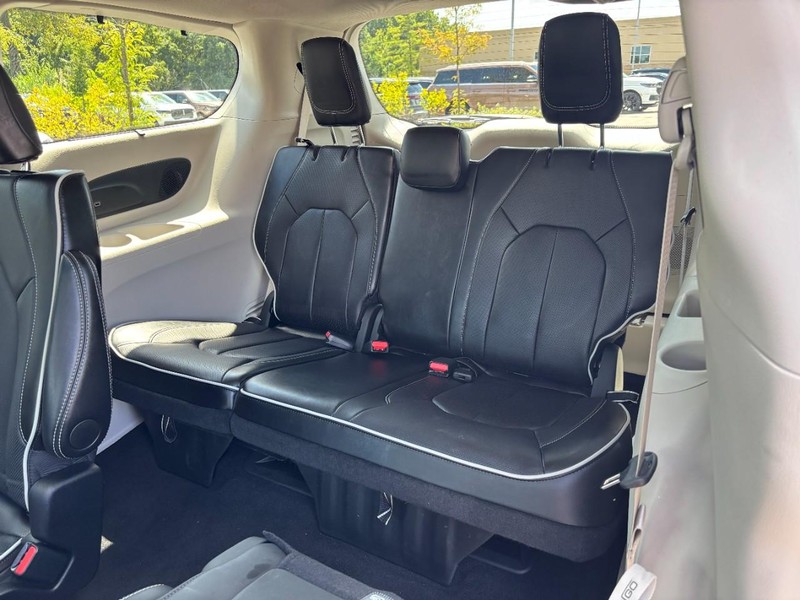 Chrysler Pacifica Vehicle Full-screen Gallery Image 12