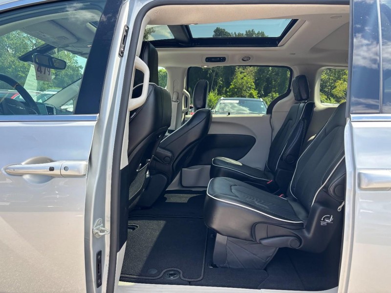 Chrysler Pacifica Vehicle Full-screen Gallery Image 13