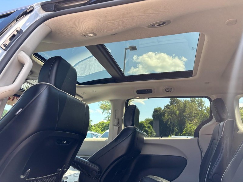 Chrysler Pacifica Vehicle Full-screen Gallery Image 14