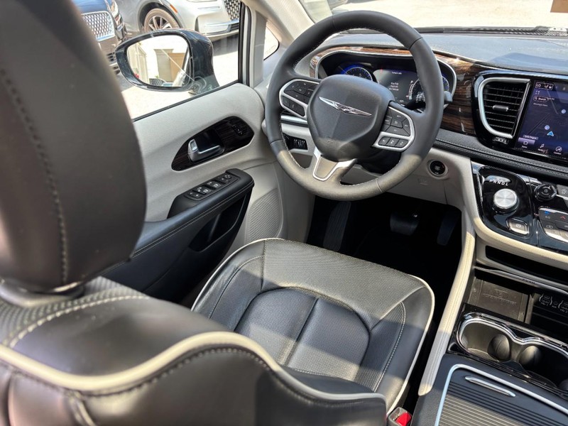 Chrysler Pacifica Vehicle Full-screen Gallery Image 15